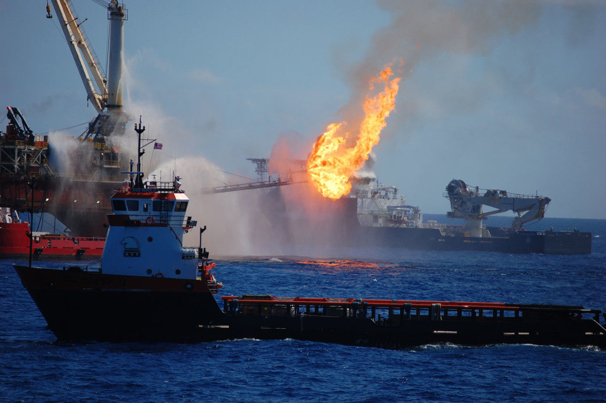 Response to oil spill at Deepwater Horizon site (Credit: NOAA).